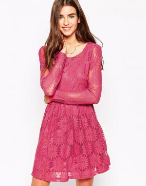 Кружевное платье с длинными рукавами и ремешком Iska. Цвет: розовый