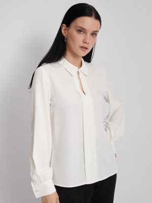 Офисная блузка с фигурным вырезом zolla. Цвет: молоко