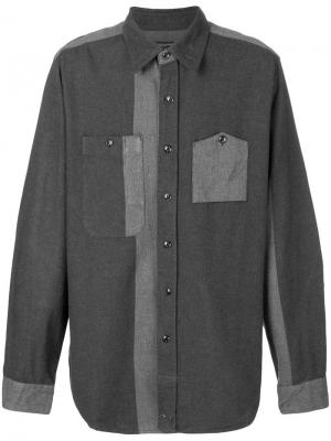Двухцветная рубашка с асимметрично расположенными карманами Engineered Garments. Цвет: серый