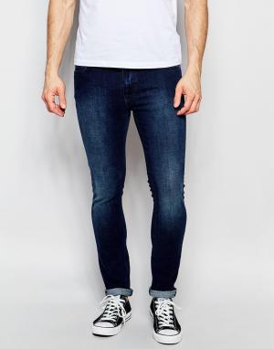 Темные джинсы слим с зауженными книзу штанинами Lean Dean Nudie Jeans. Цвет: синий
