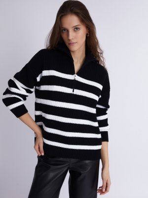 Вязаный свитер с воротником-стойкой на молнии и узором в полоску zolla. Цвет: черный