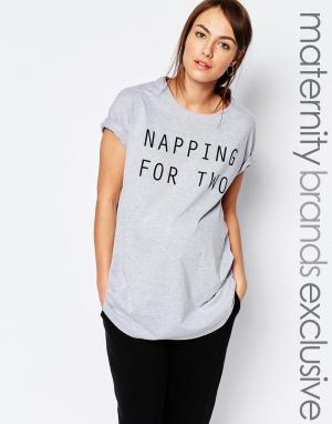 Домашняя футболка для беременных с надписью Napping For Two Bluebelle Maternity. Цвет: серый