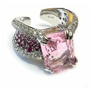 Роскошный коктейльный перстень с большим розовым камнем и стразами Kiss buty. Цвет: розовый/серебристый
