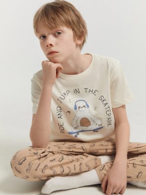 Комплект для мальчиков (футболка, брюки) Mark Formelle. Цвет: молочный +скейты на бежевом