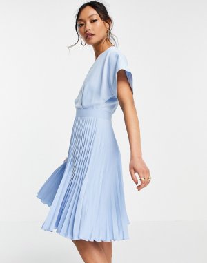 Пастельно-синее платье с запахом спереди и плиссированной расклешенной юбкой -Голубой Closet London