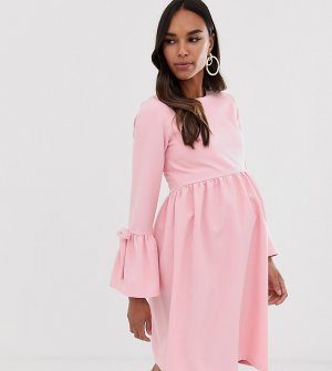 Розовое короткое приталенное платье с оборками на рукавах Maternity-Розовый цвет Queen Bee