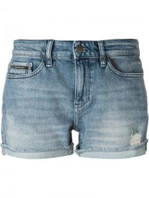 Джинсовые шорты с потертой отделкой Calvin Klein Jeans. Цвет: синий