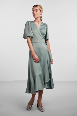 Атласное платье миди с короткими рукавами вырезом-конвертом рюшами и декоративными сборками Y.A.S