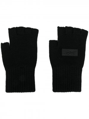 Перчатки-митенки с нашивкой-логотипом Reebok x Victoria Beckham. Цвет: черный