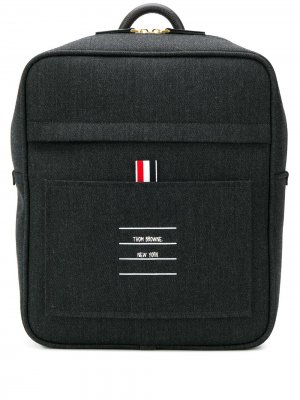 Рюкзак с логотипом Thom Browne. Цвет: серый
