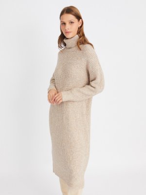 Вязаное платье-свитер длины миди с высоким горлом zolla. Цвет: бежевый