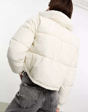 Кремовая укороченная куртка-пуховик Hollister. Цвет: бежевый