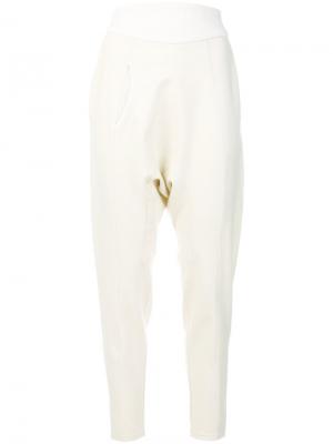 Спортивные брюки с заниженным шаговым швом Paco Rabanne. Цвет: белый