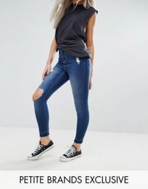 Зауженные джинсы с рваной отделкой Urban Bliss Petite. Цвет: синий