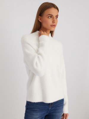 Пушистый вязаный свитер с воротником-стойкой zolla. Цвет: белый