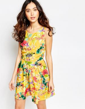 Короткое приталенное платье с цветочным принтом Iska. Цвет: желтый