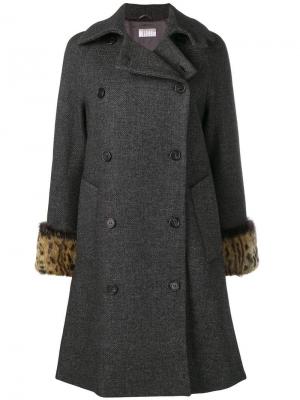 Двубортное пальто с меховыми манжетами Kiltie. Цвет: серый