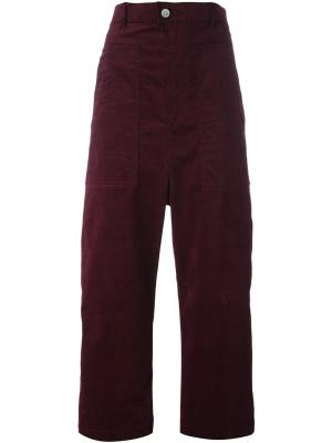 Укороченные бархатные брюки Julien David. Цвет: красный