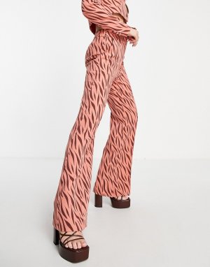 Строгие костюмные брюки серовато-бежевого цвета со звериным принтом от комплекта -Коричневый цвет Liquorish
