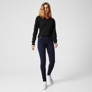 Брюки и шорты Женские джинсы Lacoste. Цвет: тёмно-синий