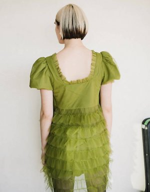 Зеленое платье цвета хаки с оборками и рюшами x Julia Cumming Labelrail