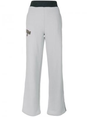 Спортивные брюки с украшением из бусин Jo No Fui. Цвет: серый